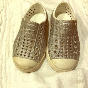 Natives sparkly silver baby shoes 👟